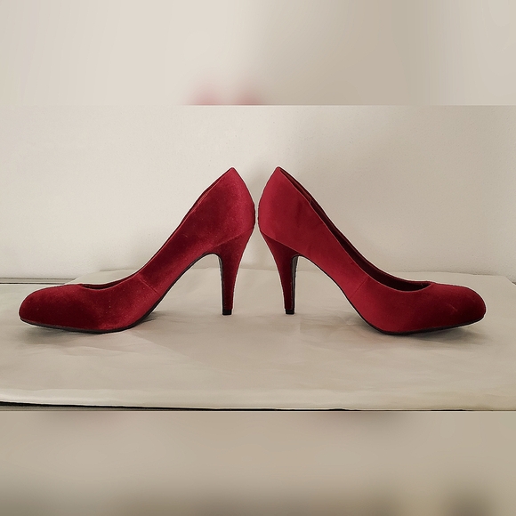 AM RAG 9 Velvet Red Pumps - Picture 3 of 8